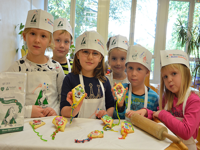 Bunte Drachen aus Mürbteig - gebacken von den Kindern des Übungskindergarten in Mureck.