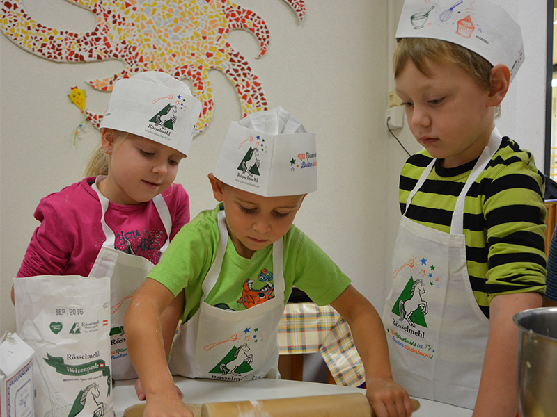 Katja, Alexa und Rapael bei ihren ersten Backversuchen im Kindergarten Mureck.