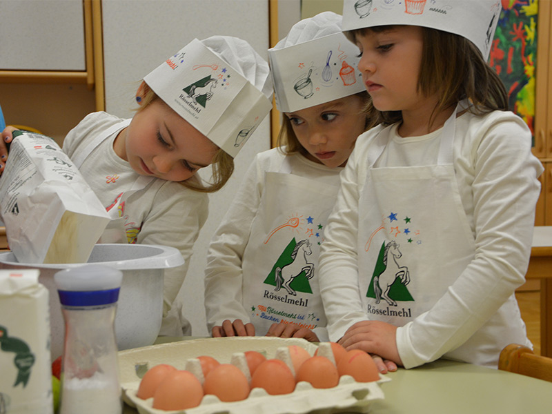 Theresa, Lena und Julia zaubern leckere Naschereien im Murecker Kindergarten.