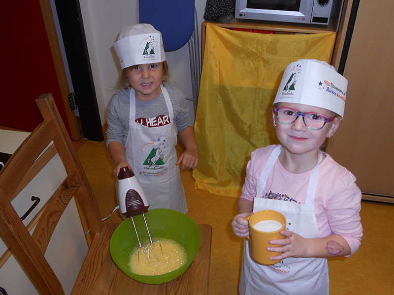 Spaß beim Backen haben auch die kleinen Köchinnen im Kindergarten "Bunte Welt" in Labuch.