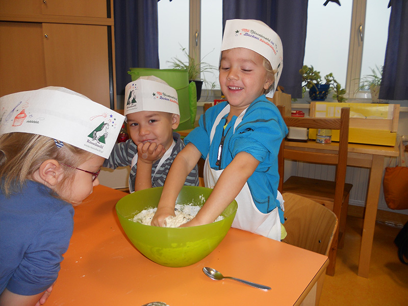 Die fleißigen Bäcker aus dem Kindergarten "Bunte Welt" in Labuch freuen sich auf selbstgemachte Leckereien.