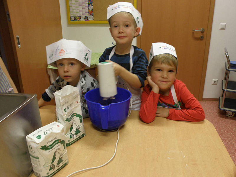 Die kleinen Bäcker des Kindergarten St.Christoph-Thondorf bei ihren ersten Backversuchen.