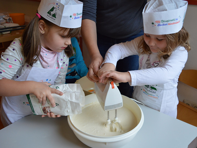 Die zwei tüchtigen Bäckerinnen vom Kindergarten Auffen finden backen echt klasse!