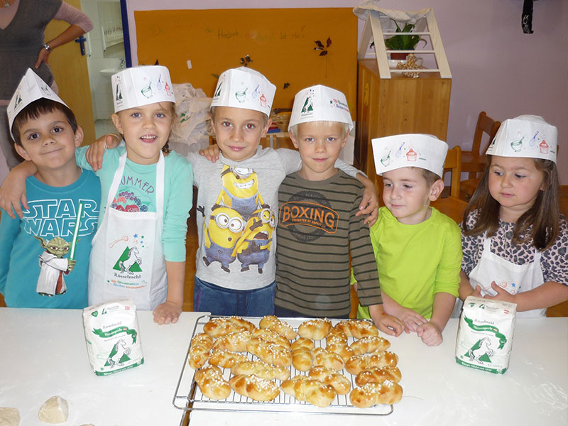 Auf selbstgemachte Leckereien freuen sich die fleißigen Nachwuchsbäcker im Kindergarten St. Nikolai im Sausal.