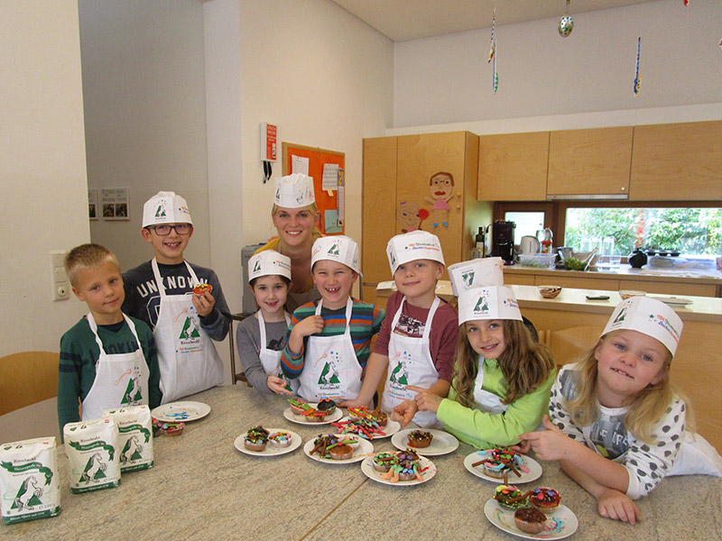 Bunte und ausgefallene Muffins werden im Kindergarten Hartberg gebacken.