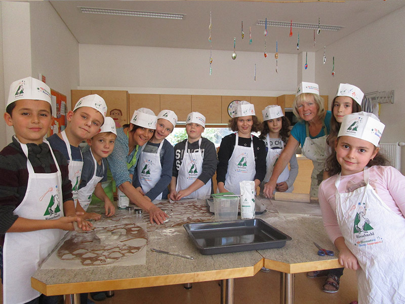 Im Kindergarten Hartberg werden schon die ersten Kekse gebacken.