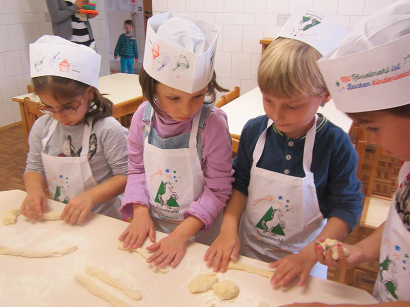 Die ersten Backversuche von den kleinen Bäckern aus dem Kindergarten Kunterbunt.