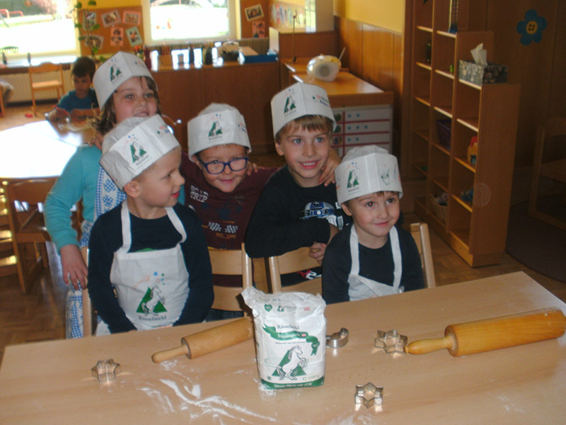Im Kindergarten Zwergenland wird duftendes Himmelsgebäck für das Laternenfest gebacken.