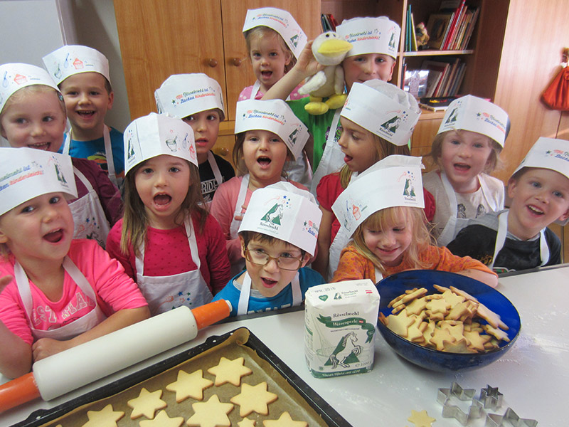 Im Kindergarten Brodingberg riecht es schon weihnachtlich - dort werden nämlich Kekse gebacken!