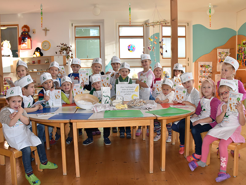 Weihnachtliche Vanillekipferl fürs Laternenfest haben die Kinder vom Kindergarten Lödersdorf gebacken.