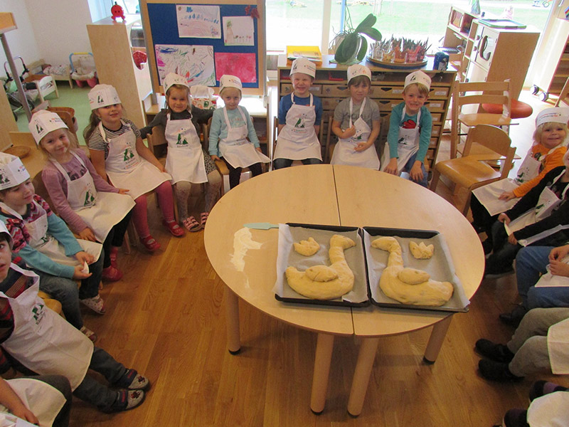 Mit viel Liebe werden im Kindergarten Mühldorf lebensgroße Martinsgänse gebacken.