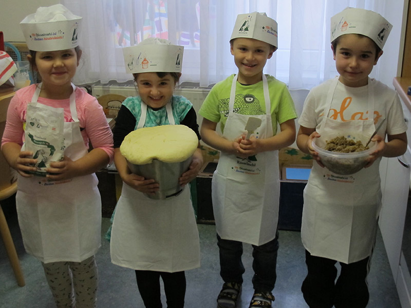 Die kleinen Bäcker vom Kindergarten Pumuckl haben richtig viel Spaß beim Backen!
