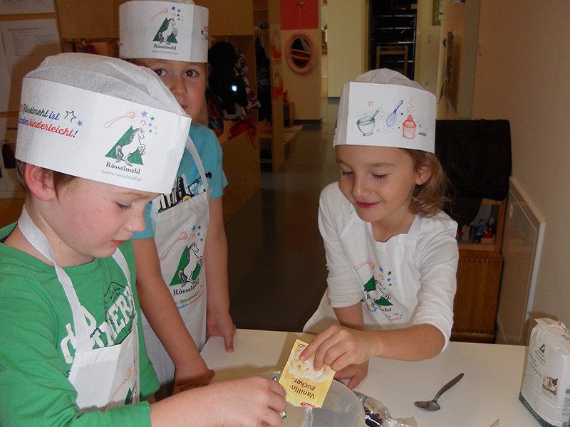 Lustige Igel aus Germteig wurden von den Bäckern im Kindergarten St. Stefan gebacken.