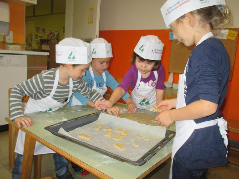 Die Kinder vom Kindergarten Deutsch-Goritz freuen sich schon auf Weihnachten und backen lecker Kekse.