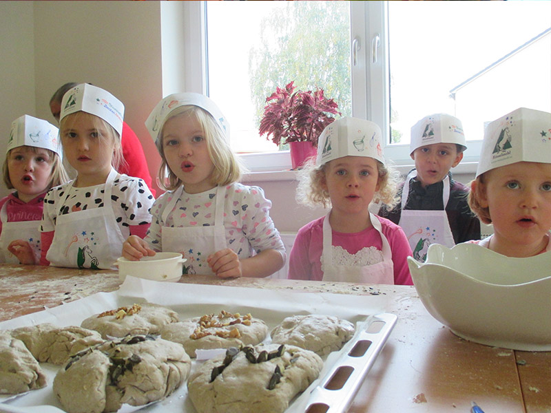 Beim Brötchen backen - die fleißigen Bäcker vom Kindergarten Edelsbach.