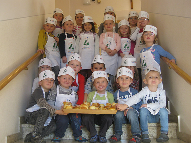Richtig stolz präsentieren die Bäcker vom Kindergarten Eichberg ihr duftendes Ergebnis.