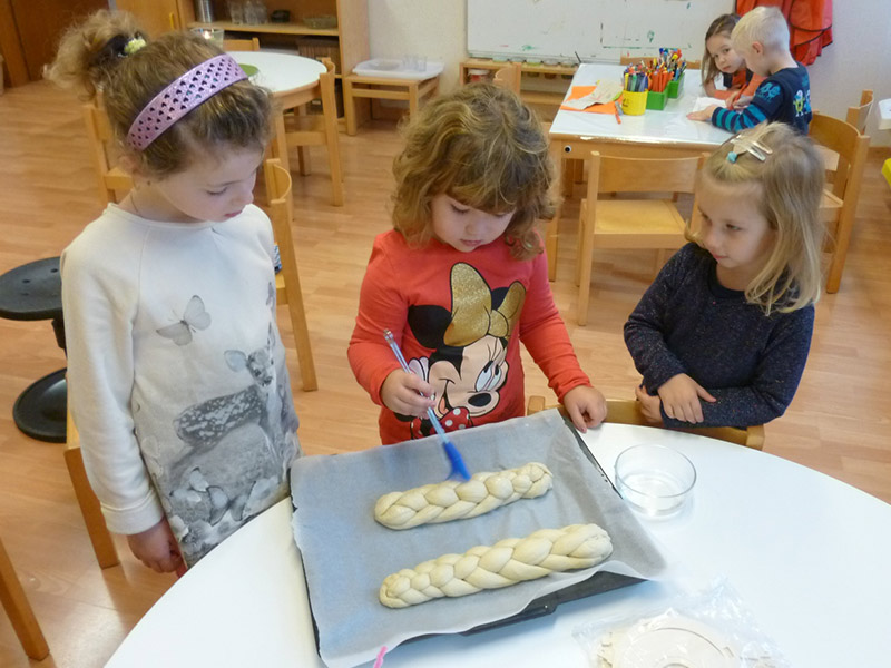 Im Kindergarten St. Josef wurden köstlich duftende Allerheiligenstriezel gebacken.