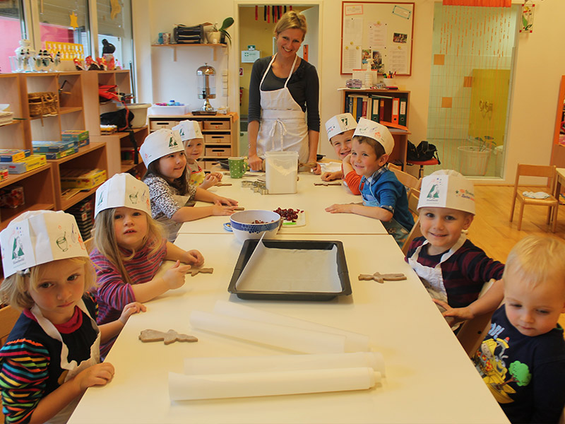 Gleich geht's los! Die kleinen Hobbybäcker vom Mellacher Kindergarten freuen sich schon.