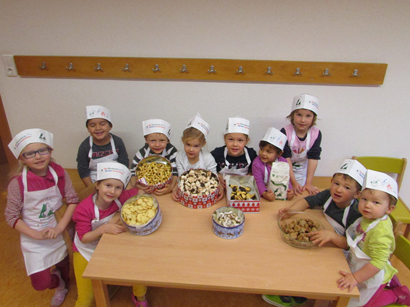 Leckere Weihnachtskekse wurden im Kindergarten Trahütten von den Bäckern gebacken!