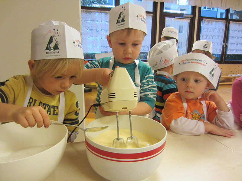 Da gibt's was zum Lernen! Im Kindergarten Posenergasse werden kleine Nachwuchsbäcker gefördert.