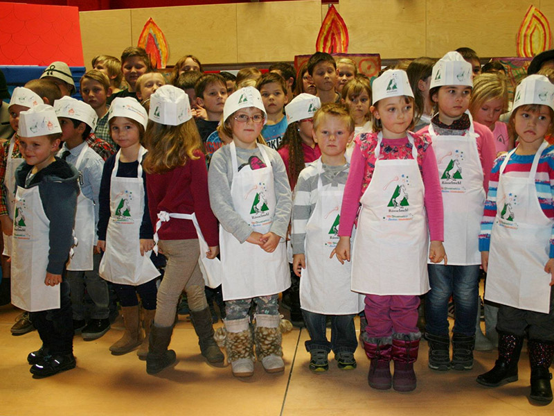 Die Kinder vom Kindergarten Frojach-Katsch bei der Adventfeier - natürlich mit Rösselmehlschürze und Bäckerschiffchen.