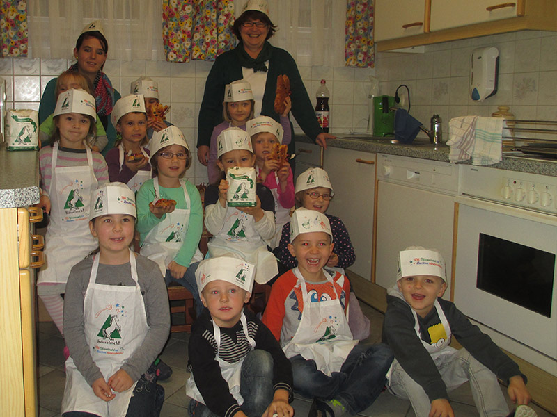 Stolz präsentieren die Hobbybäcker vom Kindergarten Frojach-Katsch ihre Ergebnisse.