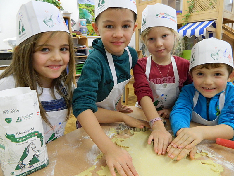 Tatkräftig und mit viel Liebe werden im Kindergarten Hafnerriegel Kekse gebacken.