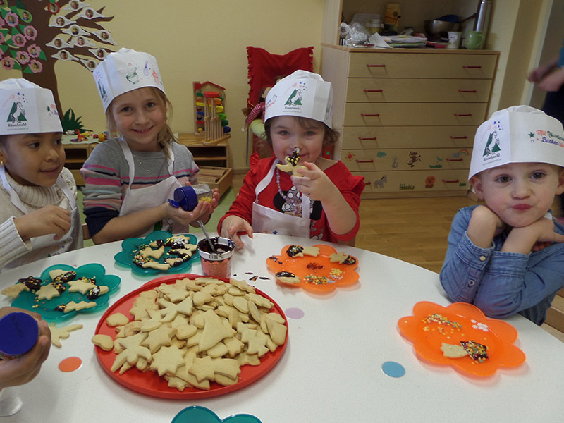 Die kleinen Bäcker vom Kaindorfer Kindergarten beim Kekse verzieren.
