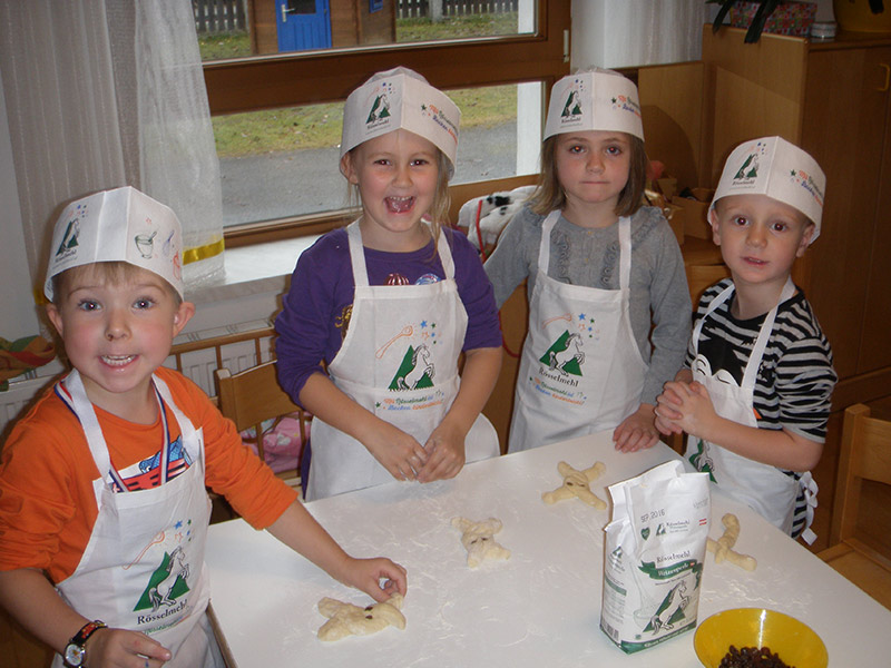 Köstliche Krampusse aus Germteig wurden im Kindergarten Langenwang gebacken.