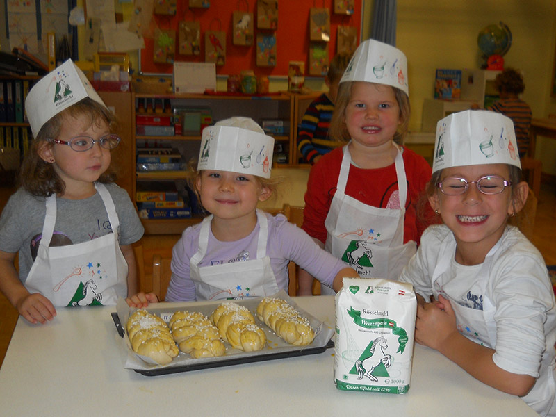 Besonders leckere Raupen aus Topfenteig wurden von den kleinen Bäckern aus dem Kindergarten Merkendorf zubereitet.