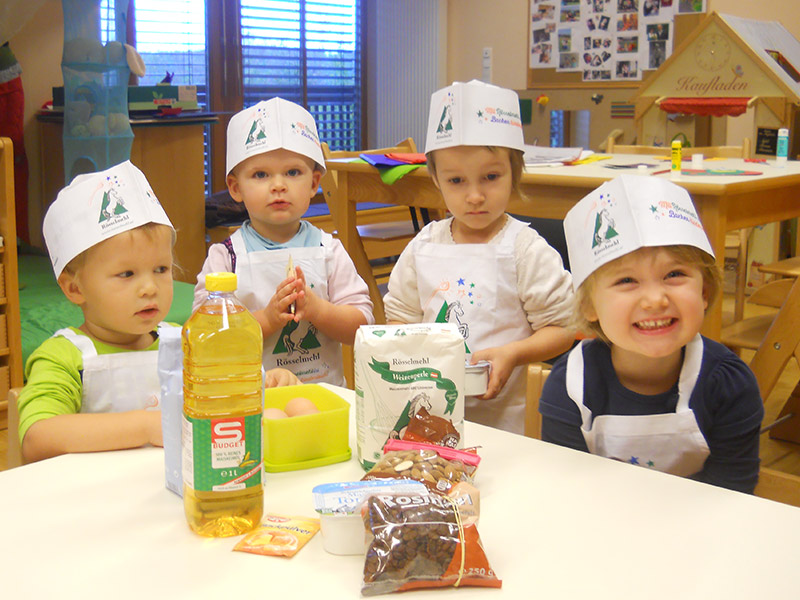 Besonders kreativ wird im Kindergarten Merkendorf gebacken. Da gibt's nämlich Topfenteigraupen!