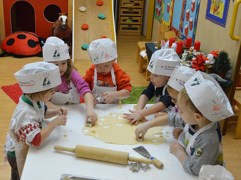 Mit viel Freude werden im Kindergarten Zwergennest Weihnachtskekse gebacken.