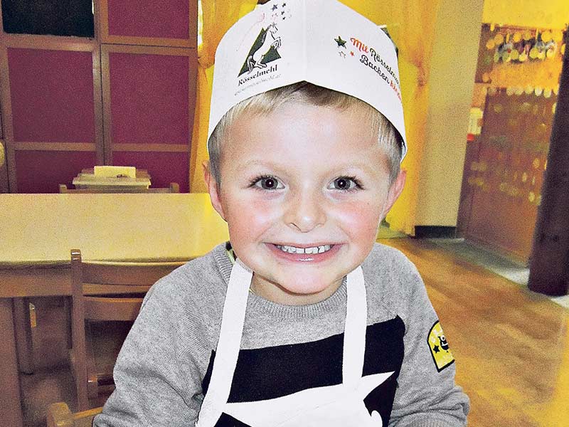 Der Spaß am Backen ist diesem kleinen Bäcker im Kindergarten Jagerberg ins Gesicht geschrieben.