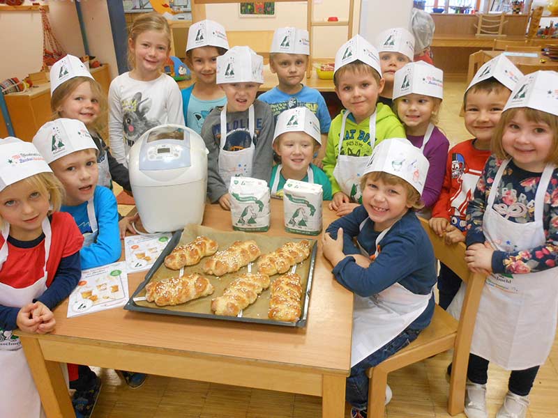 Die kleinen Bäcker des Kindergarten Krieglach freuen sich schon, ihre selbst gebackenen Köstlichkeiten zu probieren.