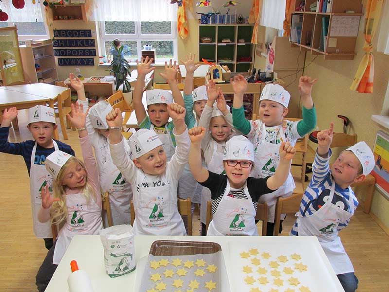Die Kinder im Kindergarten Oberhaag sind zurecht stolz auf ihre herrlichen Stern-Kekse.