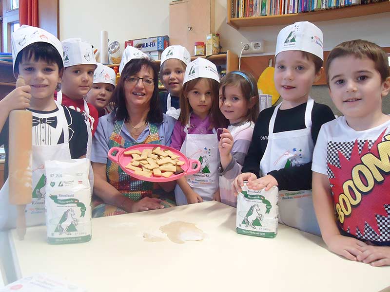 Die kleinen Bäcker im Kindergarten Seegraben mit ihren selbst gebackenen stiefelförmigen Keksen.
