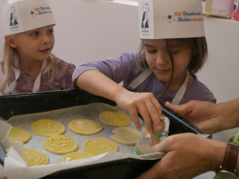 Die leckeren Kekse im Kindergarten Hartberg 2 wurden mit einem Stempel bedruckt.