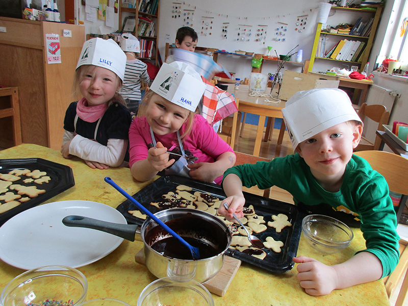 Im Kindergarten Leibnitz Papageno werden fleißig die gebackenen Kekse verziert.