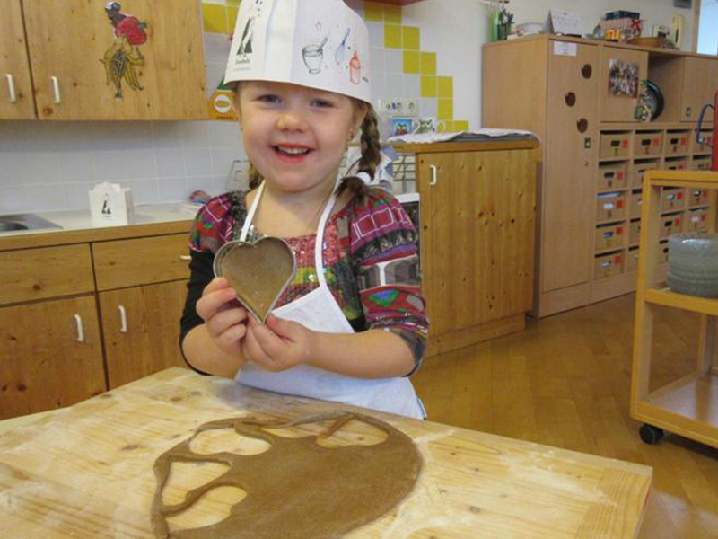 Liebevolle Lebkuchenherzen wurden im Kindergarten Stainz aus Rösselmehl gebacken.