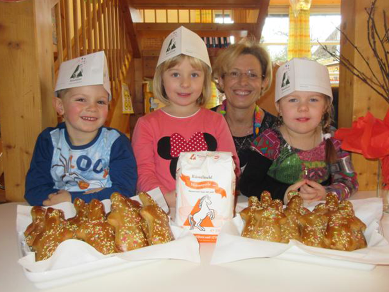 Stolz präsentieren die kleinen Hobbybäcker vom Kindergarten Stainz ihr Ergebnis.