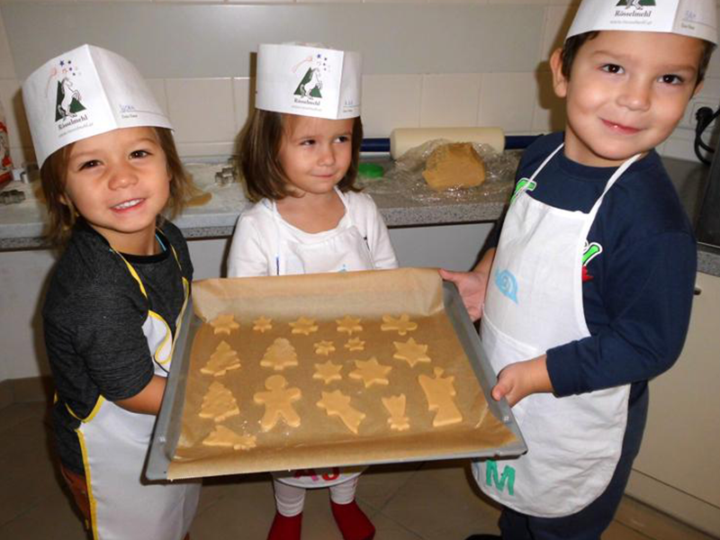 Und ab in den Ofen. Nun werden die Kekse vom Kindergarten Stainz gebacken.