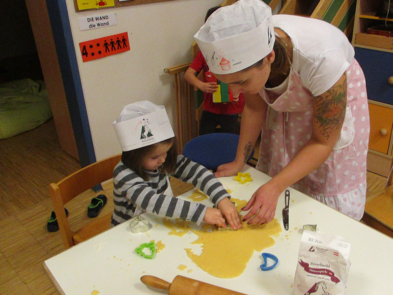 Viel Freude hat auch diese kleine Nachwuchsbäckerin aus dem Kindergarten Krieglach beim Kekse ausstechen!