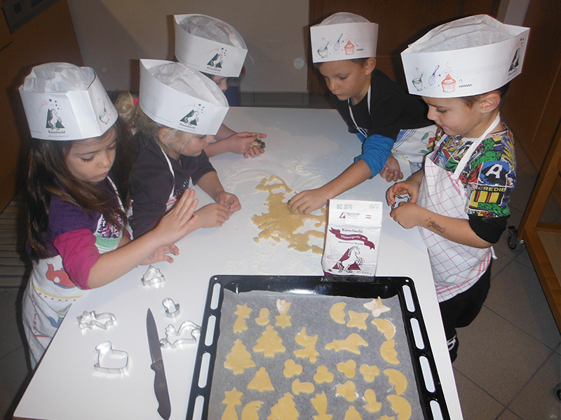 Kekse ausstechen macht soviel Spaß! Auch den Kindern vom Kindergarten Mitterdorf.