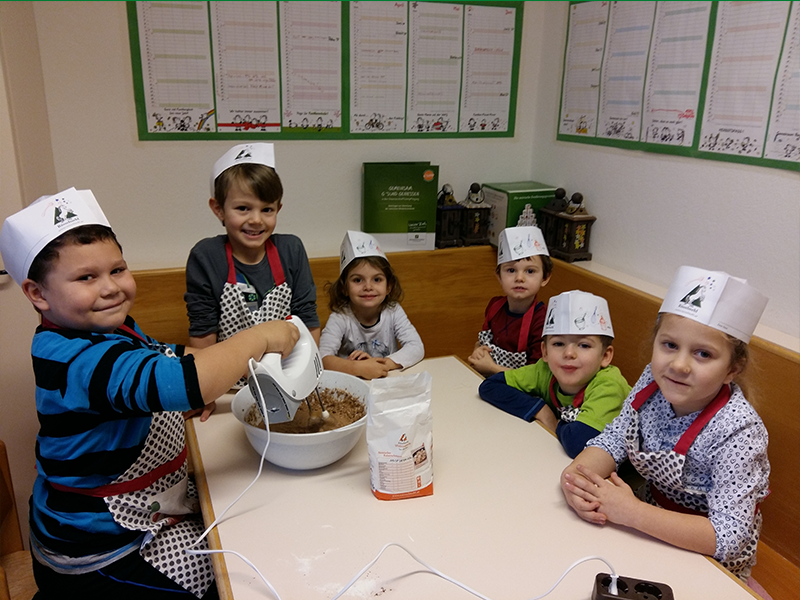 Im Kindergarten Vorau zaubern die kleinen Nachwuchsbäcker einen köstlichen Kuchen!