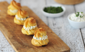 Brandteigkrapfen mit Schnittlauch-Frischkäsefüllung