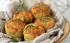 Grießmuffins mit Schafskäse und Zucchini