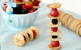 Mini-Pancake-Spieße mit Obst