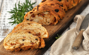 Brot mit frischen Kräutern und getrockneten Tomaten